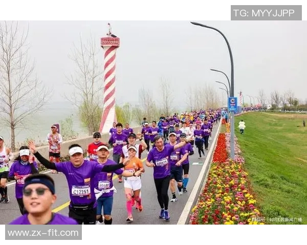 南京马拉松鸣枪开跑 警方全力护航保证赛事安全顺利